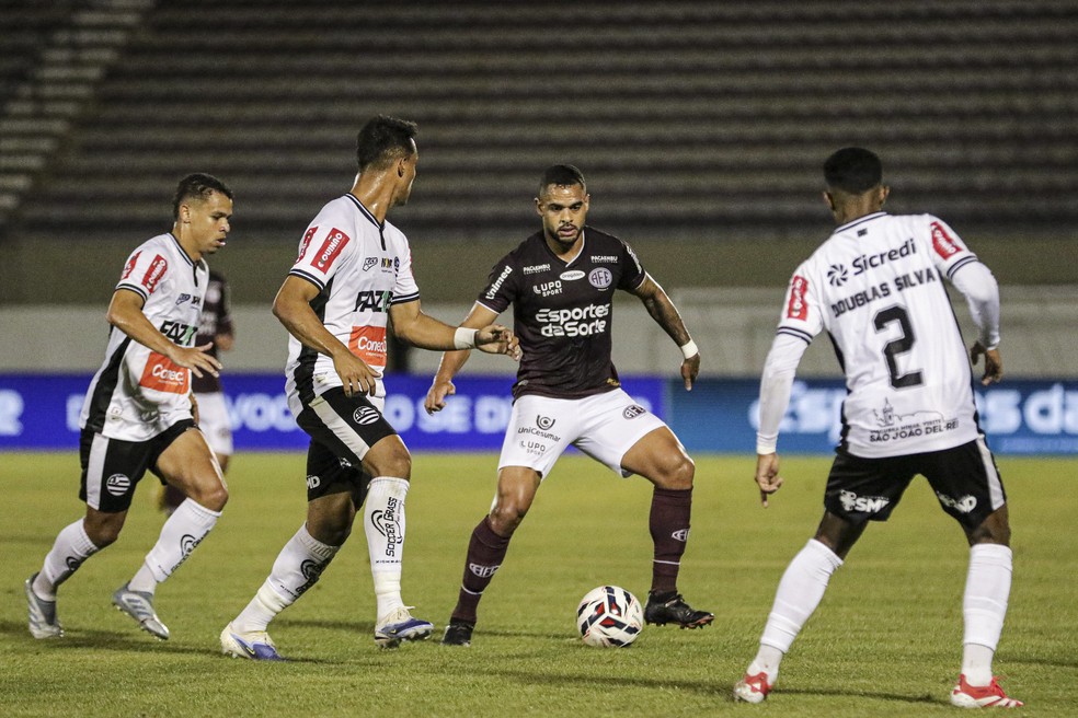 Juninho em ação pela Ferroviária contra o Athletic no primeiro turno da Série B — Foto: Luís Miguel Ferreira/Ferroviária SAF