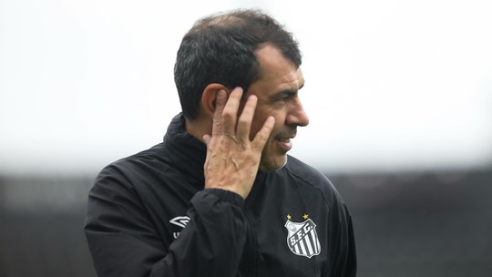 Fifa encerra processo de clube japonês contra Carille, técnico do Santos