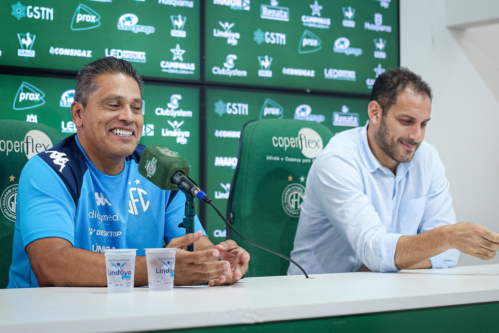 Elio Sizenando ao lado do executivo Carlos Frontini no Guarani
