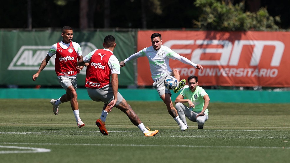 Artur em treino do Palmeiras na Academia de Futebol neste domingo — Foto: Cesar Greco/Palmeiras