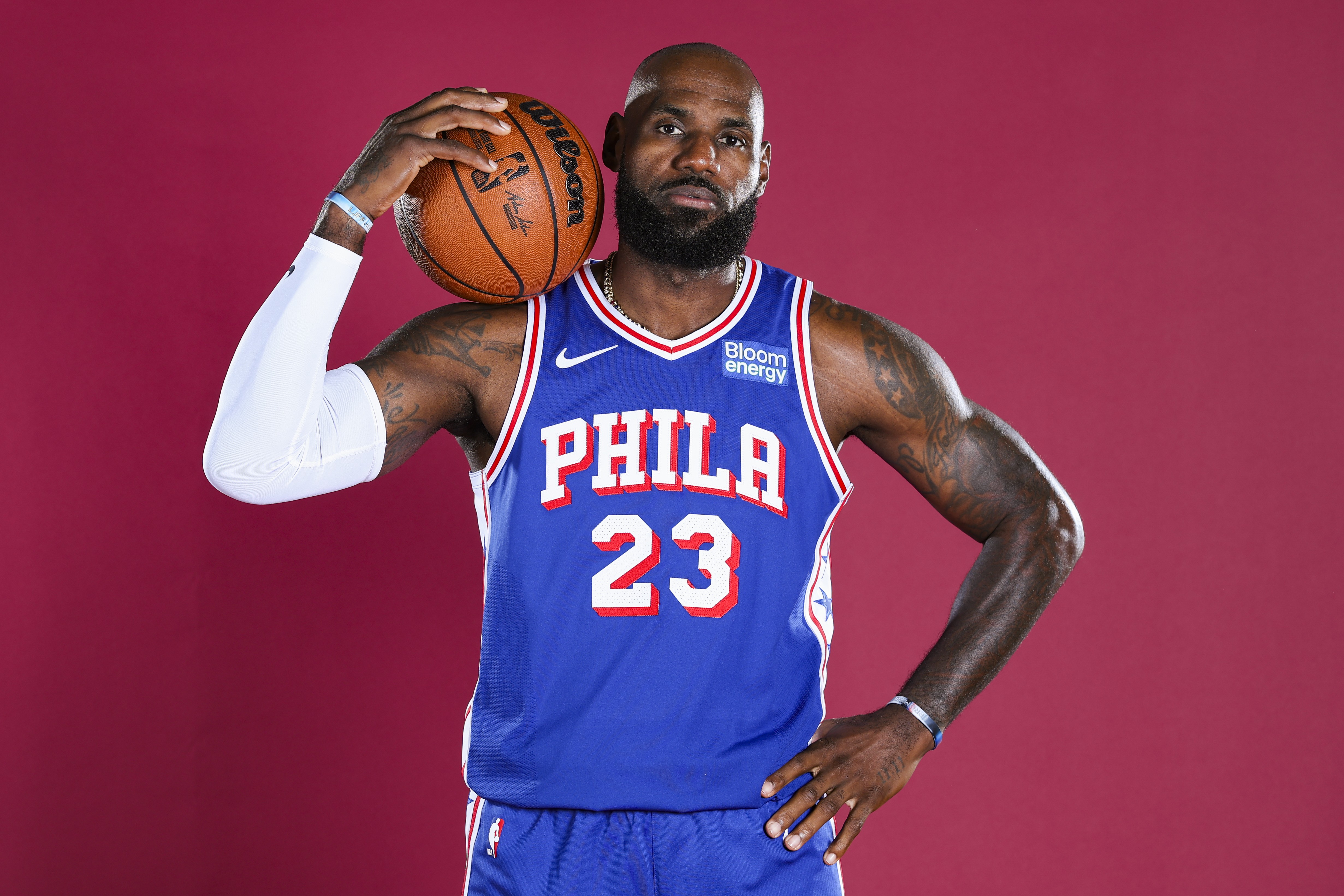 Com artrite no pé, LeBron recebe cuidados especiais antes da estreia pelos Sixers