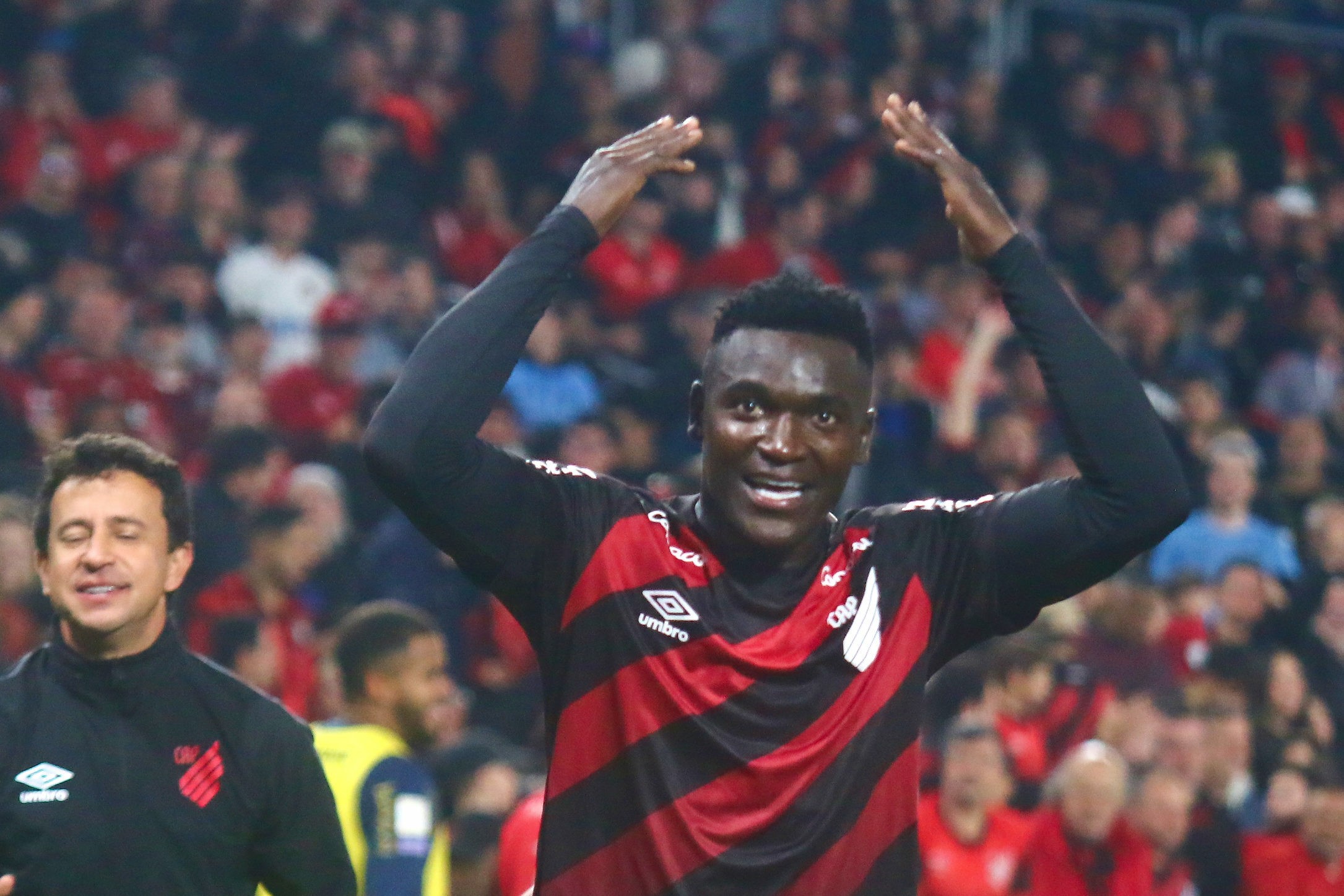 Em disputa pela artilharia do Brasileiro, Viveros "prevê" gol na vitória do Athletico: "Cumpriu"
