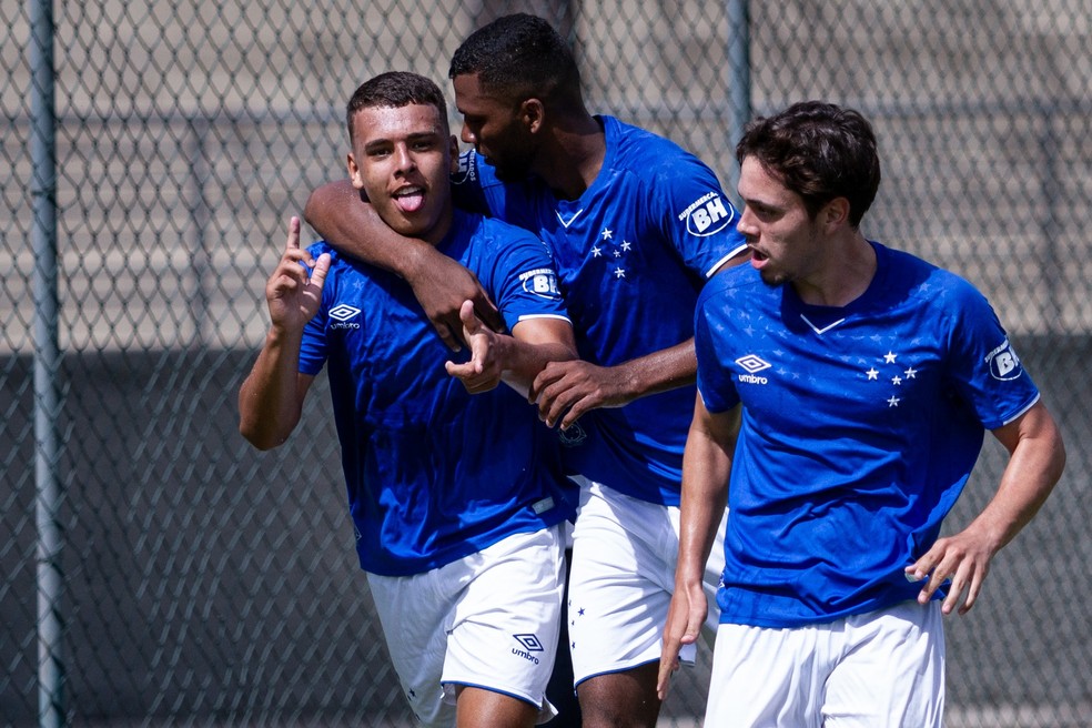 Vinícius Popó, Thiago e Maurício na base do Cruzeiro — Foto: Gustavo Aleixo / Cruzeiro