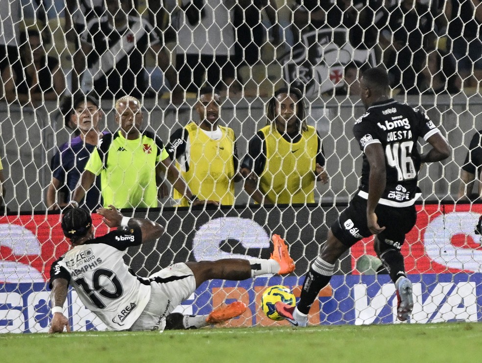 Memphis faz o gol do t�tulo da Copa do Brasil � Foto: Andr� Dur�o