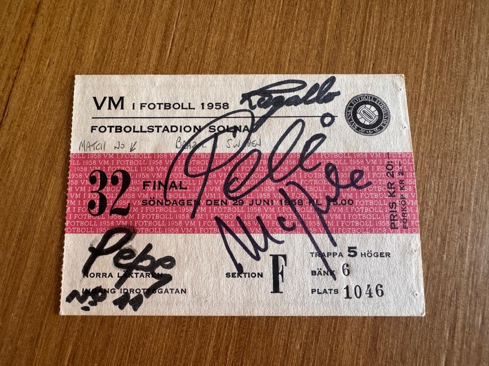 Ingresso da Copa de 1958 assinado por Pelé contendo valor histórico