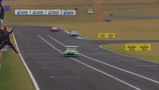 Stock Car: Julio Campos quebra jejum e vence prova principal no Velocitta - Programa: ge.globo 