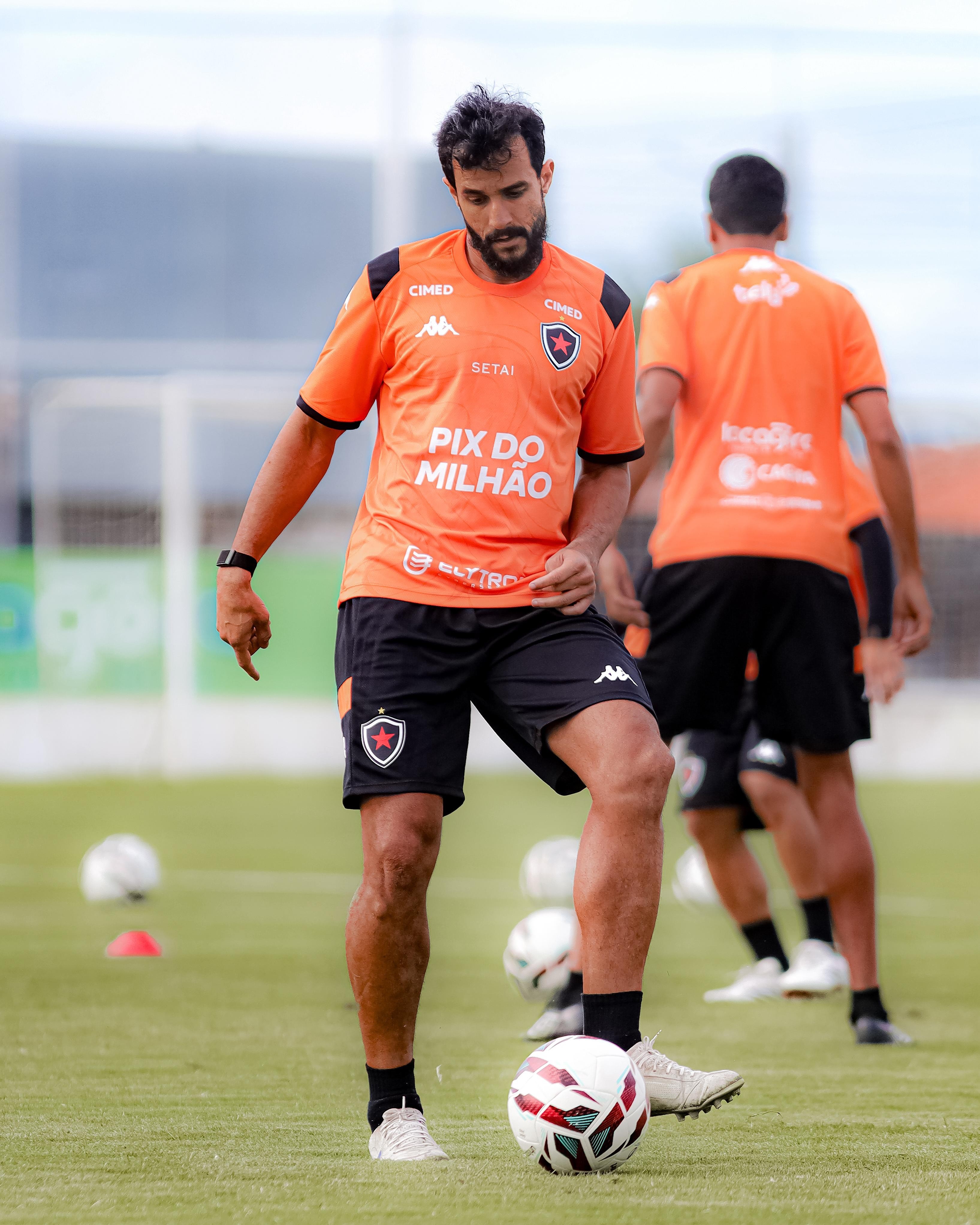 Dourado vive jejum de gols no Botafogo-PB na Série C, e técnico defende função tática do jogador