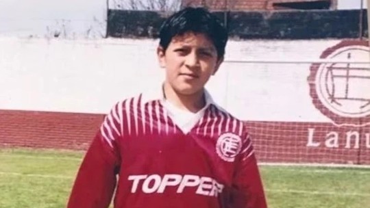 De joia que não vingou no Lanús a ídolo do Fluminense: Cano reencontra suas origens com novo status - Atacante tem fortes ligações com a equipe argentina e usa camisa 14 em homenagem ao ex-time, ao qual enfrentará pela primeira vez
