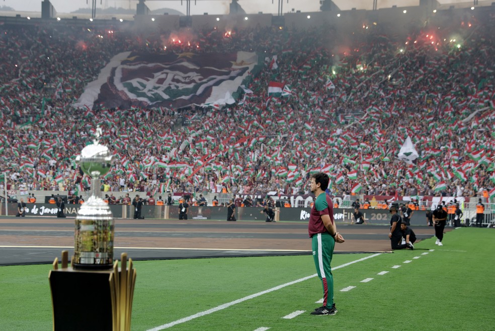 Taça antes do jogo, ainda sem as câmeras — Foto: Ricardo Moraes/Reuters