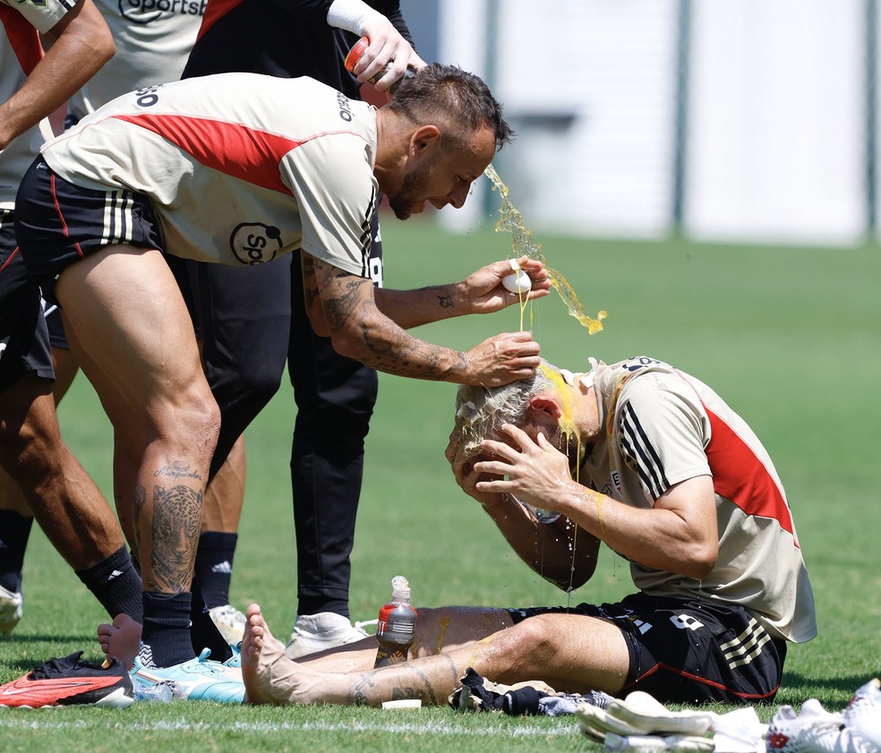 Calleri recebeu uma "ovada" dos colegas de São Paulo neste sábado — Foto: Rubens Chiri/saopaulofc