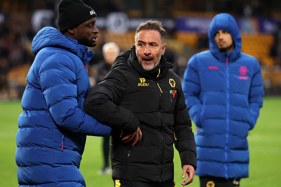 Vítor Pereira discute com torcedores do Wolverhampton — Foto: Getty Images