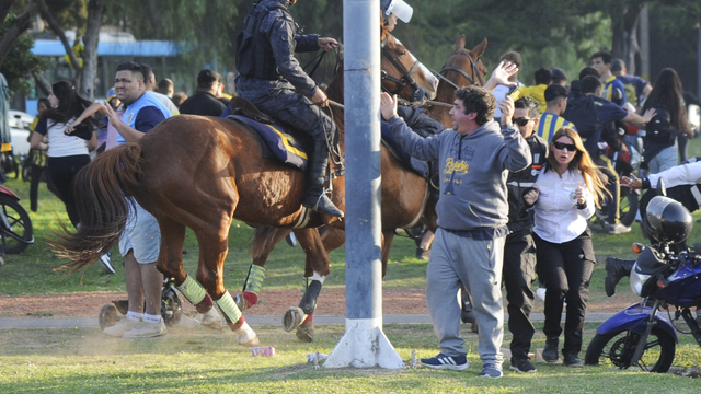 Torcedores do Rosario Central entram em confronto com a Polícia antes de jogo contra o Atlético