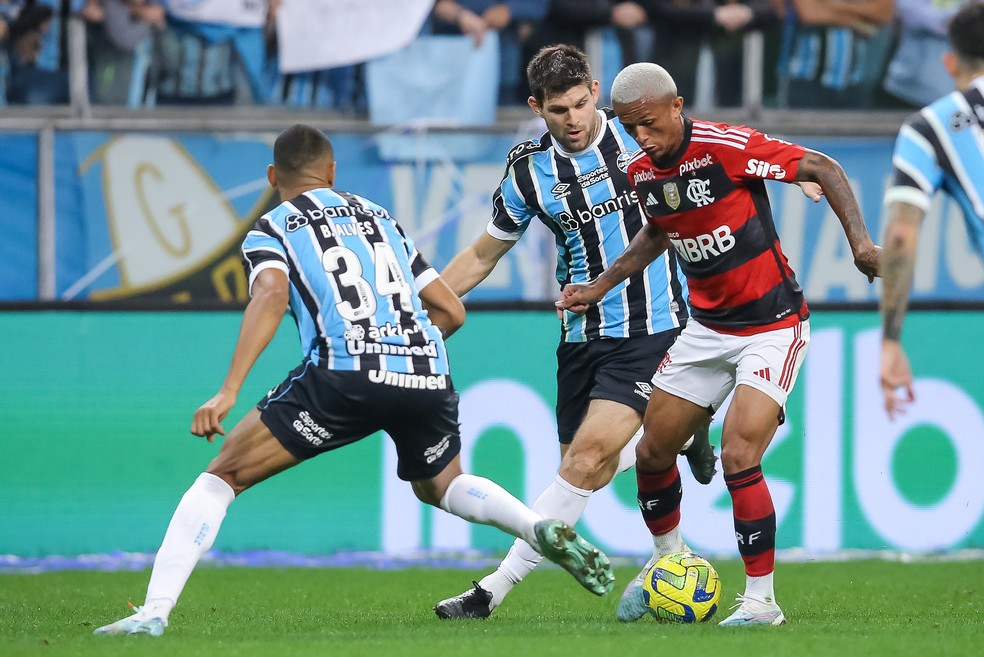 Caetano com a bola nos pés durante o jogo contra o Grêmio