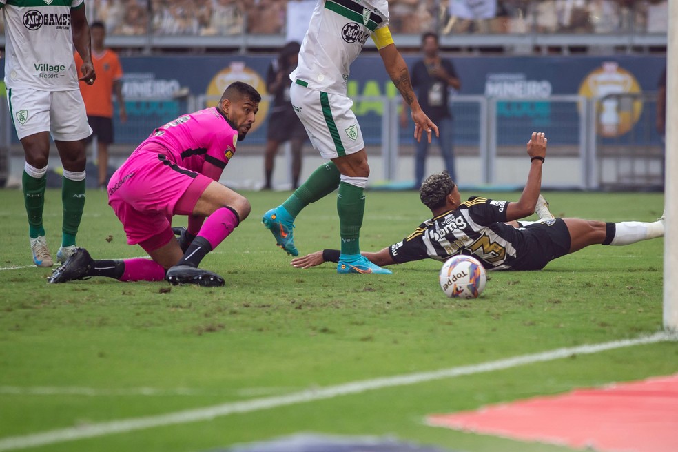 Jori tem falha bizarra durante Atlético-MG x América-MG — Foto: Fernando Moreno/AGIF