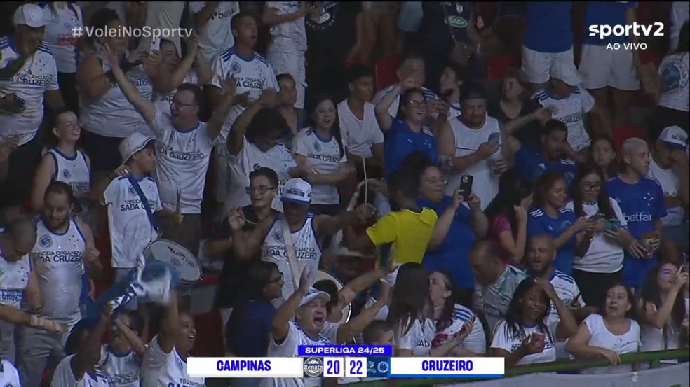 Durante jogo da Superliga, torcida do Cruzeiro comemora título do Botafogo na Libertadores sobre o Atlético-MG — Foto: Reprodução sportv