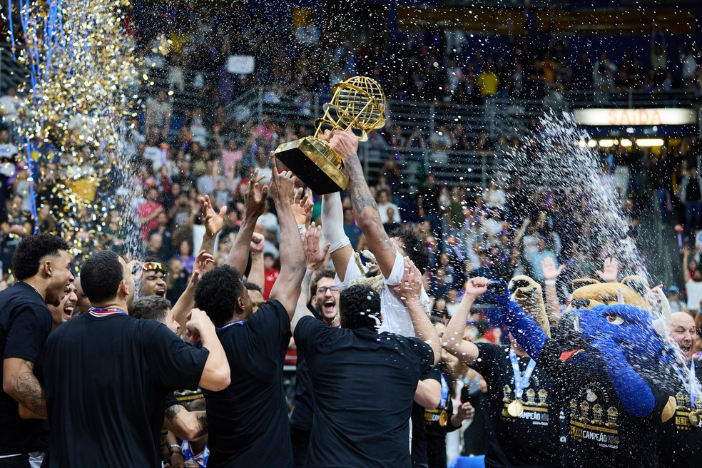Lucas Dias levanta troféu do NBB, o quarto pelo Franca — Foto: Marcos Limonti/Sesi Franca
