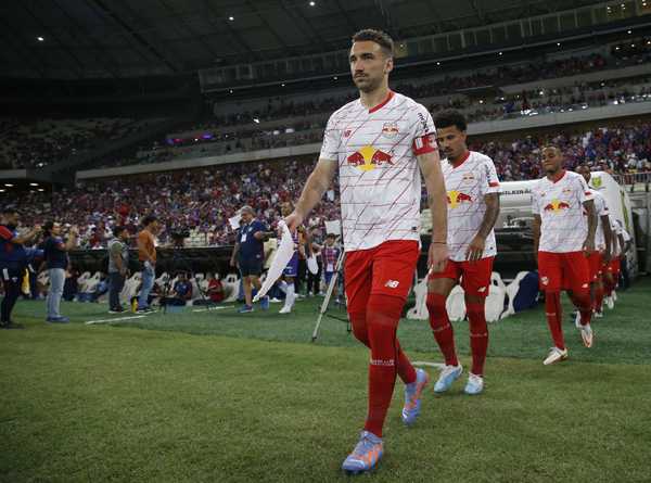 Flamengo se aproxima de Léo Ortiz para reforçar elenco em reunião.