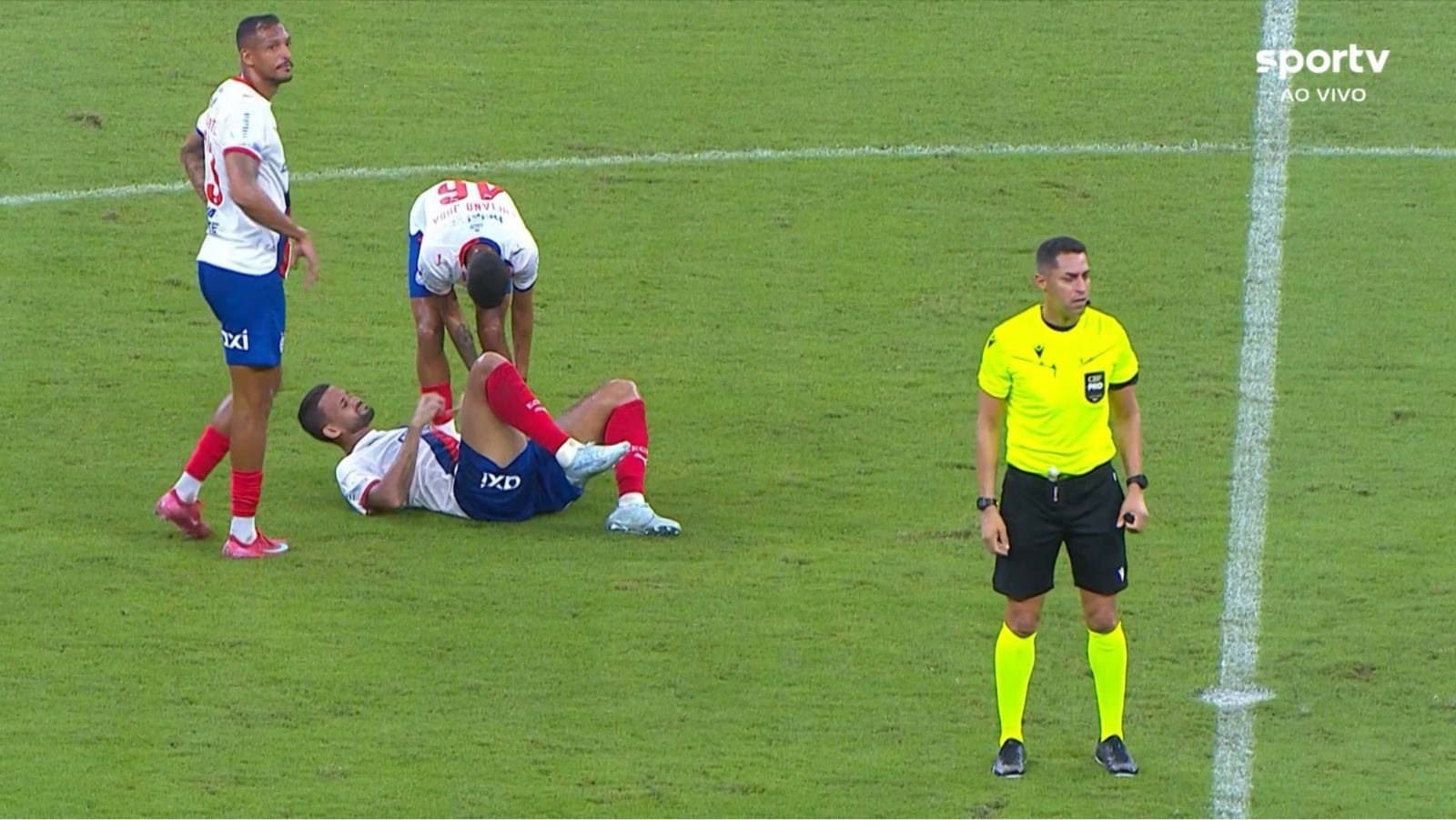 Lance da partida entre Bahia e Cruzeiro com foco na disputa de bola e arbitragem