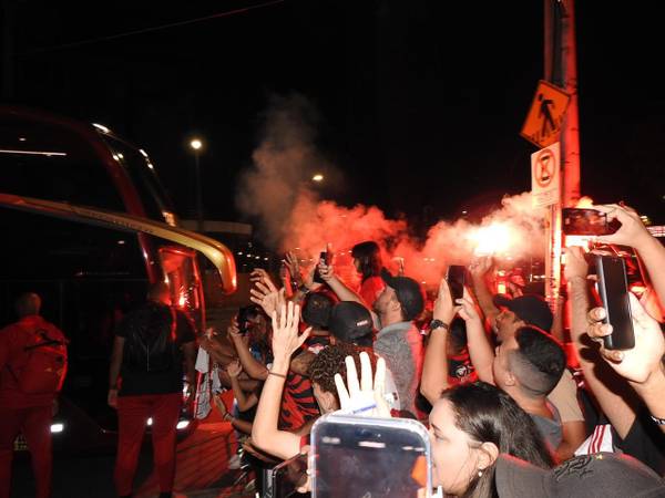 Tite é festejado em chegada do Flamengo a Belo Horizonte, e atletas atendem torcedores