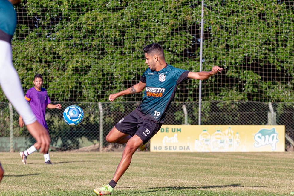 Leo Artur meio-campo do Figueirense em jogo-treino no CFT — Foto: Patrick Floriani/FFC