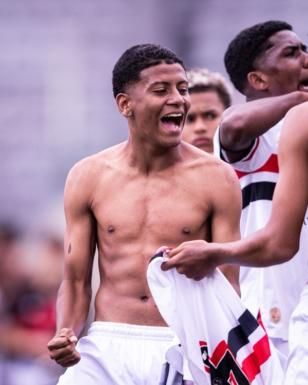 Tragédia! Ex-jogador da base do São Paulo de 15 anos é morto a tiros em jogo