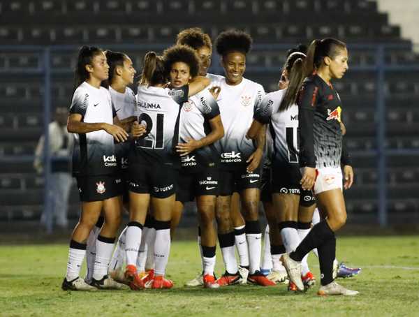 Corinthians mantém liderança no Brasileirão Feminino após enfrentar mudanças e pausa.