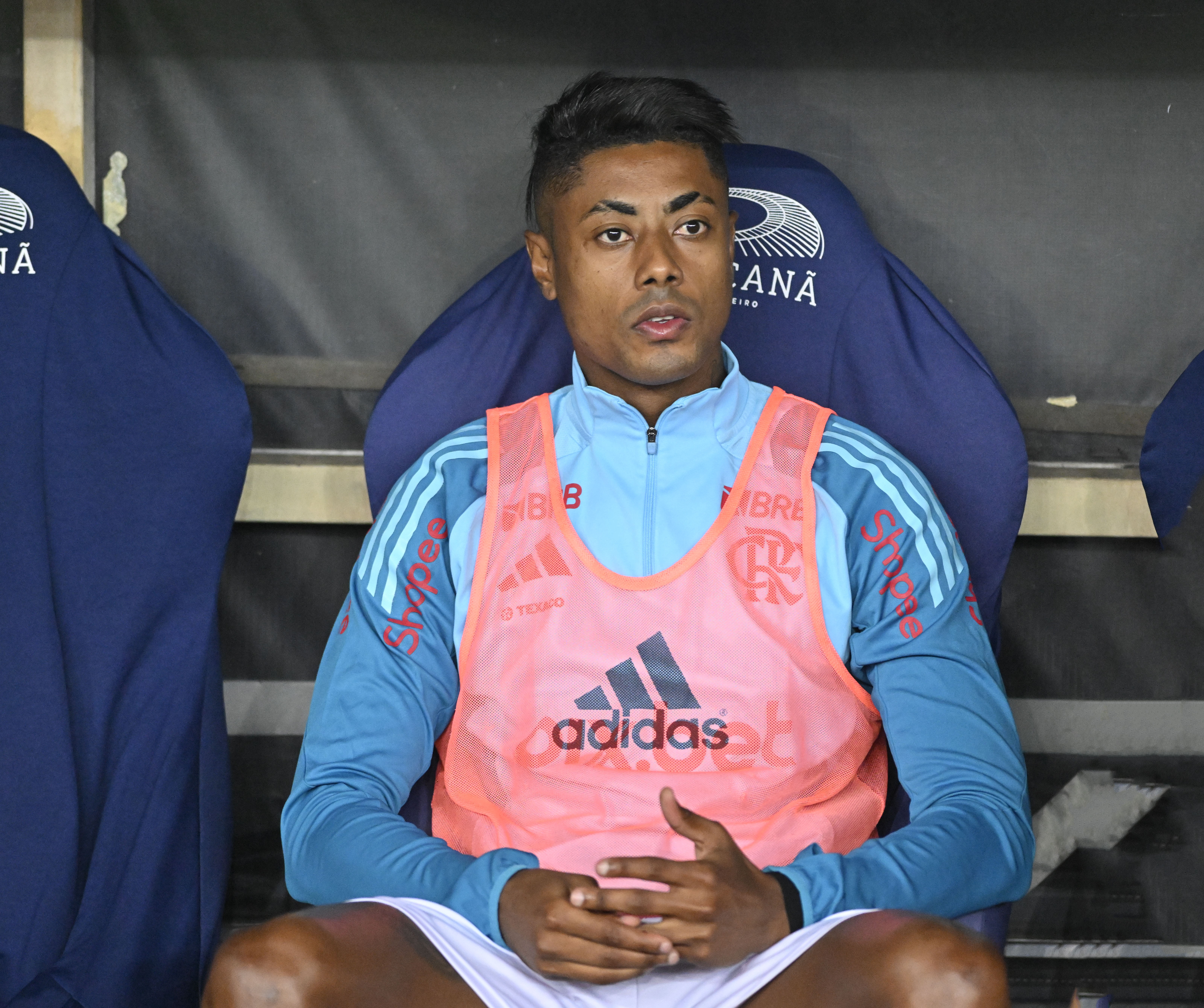 Indiciado pela PF, Bruno Henrique brilha em goleada e recebe apoio da torcida.