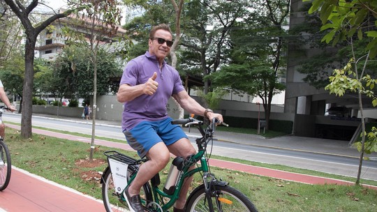 Schwarzenegger retorna a São Paulo para feira fitness e animado para pedalar pela cidade