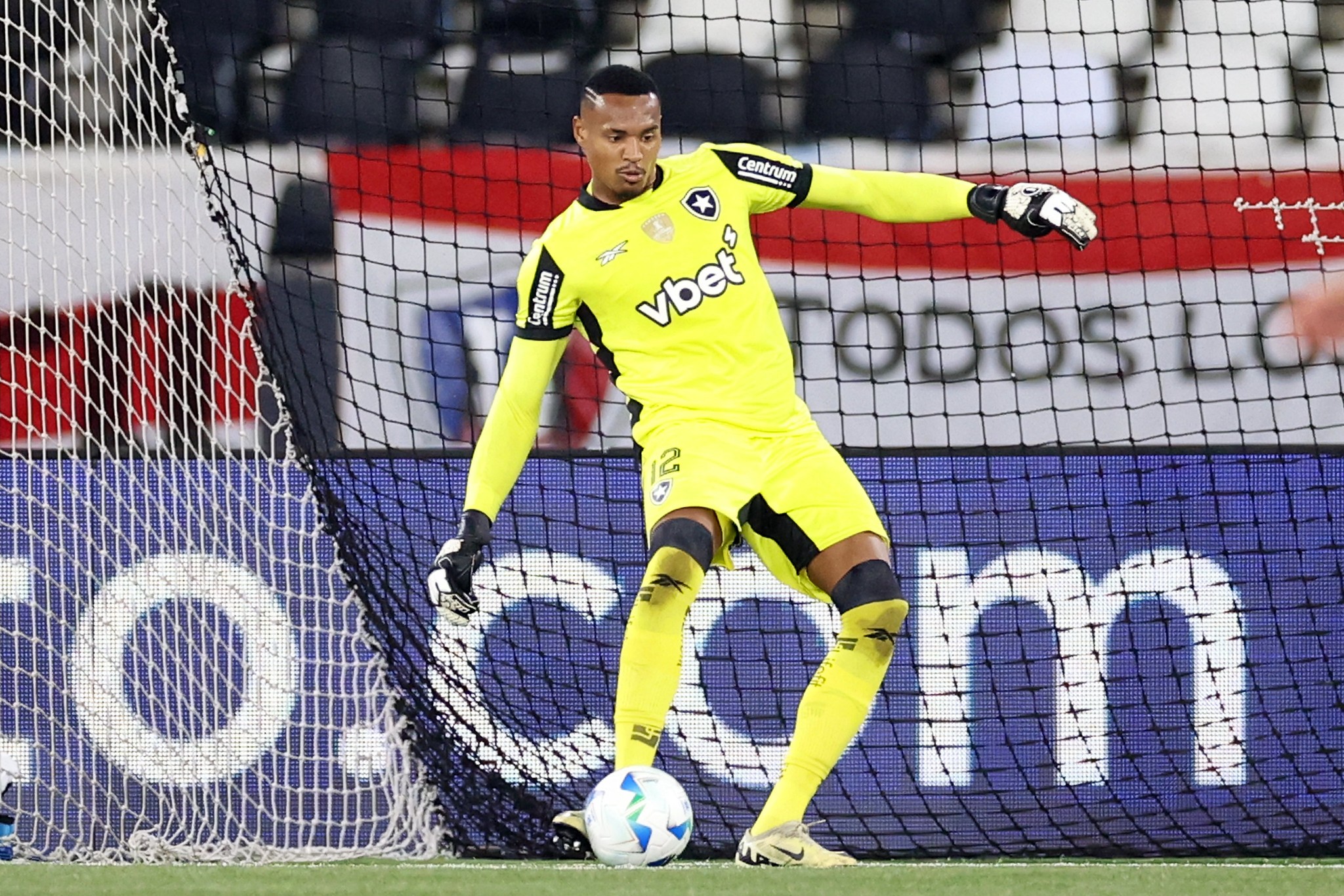 Nottingham Forest e West Ham fazem consultas por John, e Botafogo aguarda novas propostas