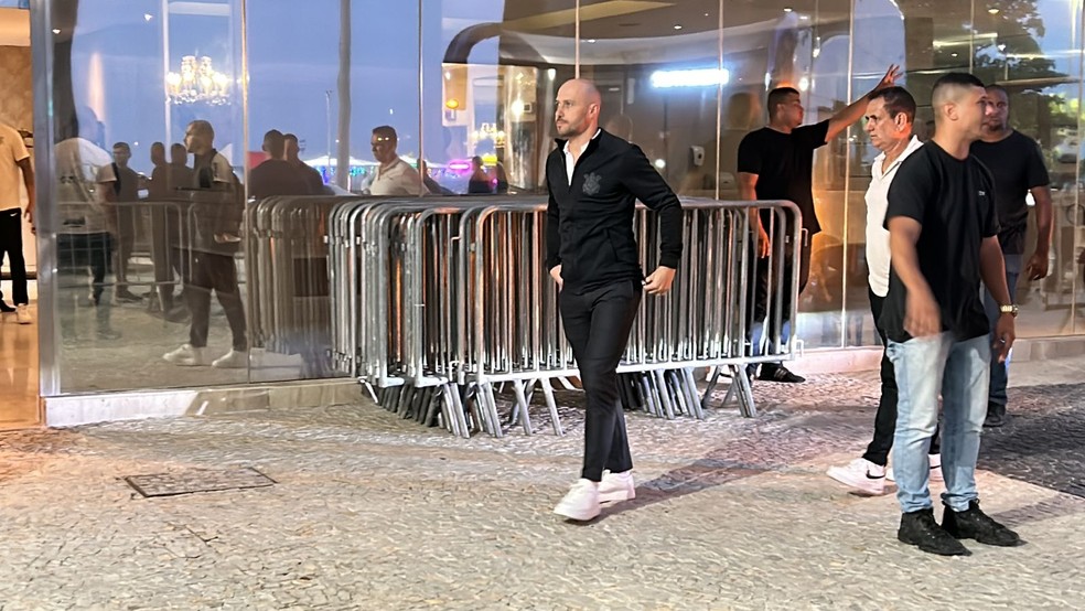 Alessandro Nunes com o elenco do Corinthians no Rio de Janeiro — Foto: Marcelo Braga