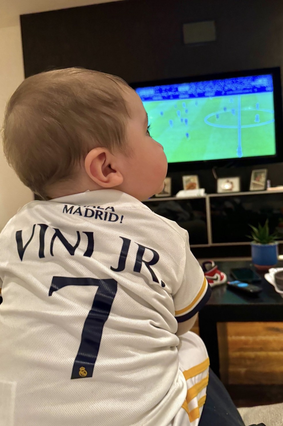 Filho de Garnacho com camisa do Real Madrid com nome e número de Vini Jr. —  Foto: Divugação