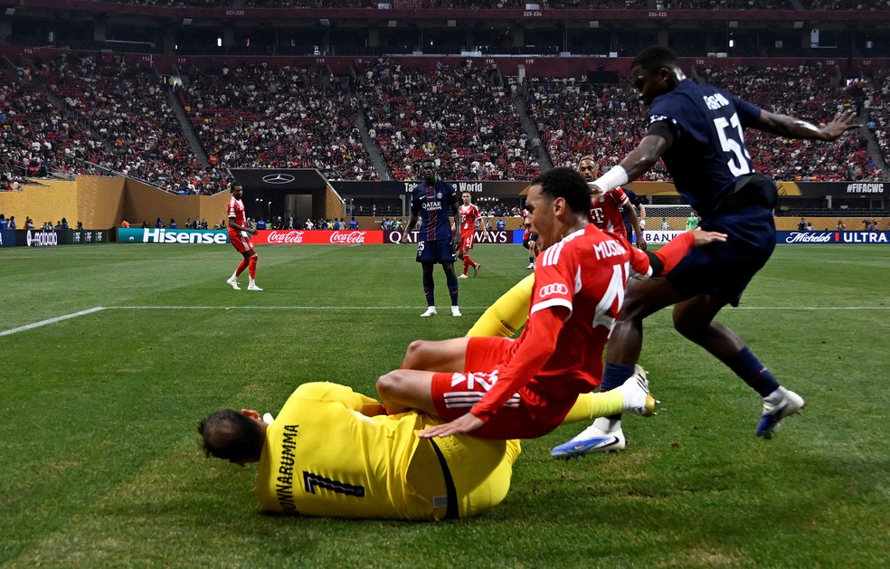 Jamal Musiala sofre grave lesão em disputa com o goleiro Gianluigi Donnarumma — Foto: REUTERS/Pablo Morano