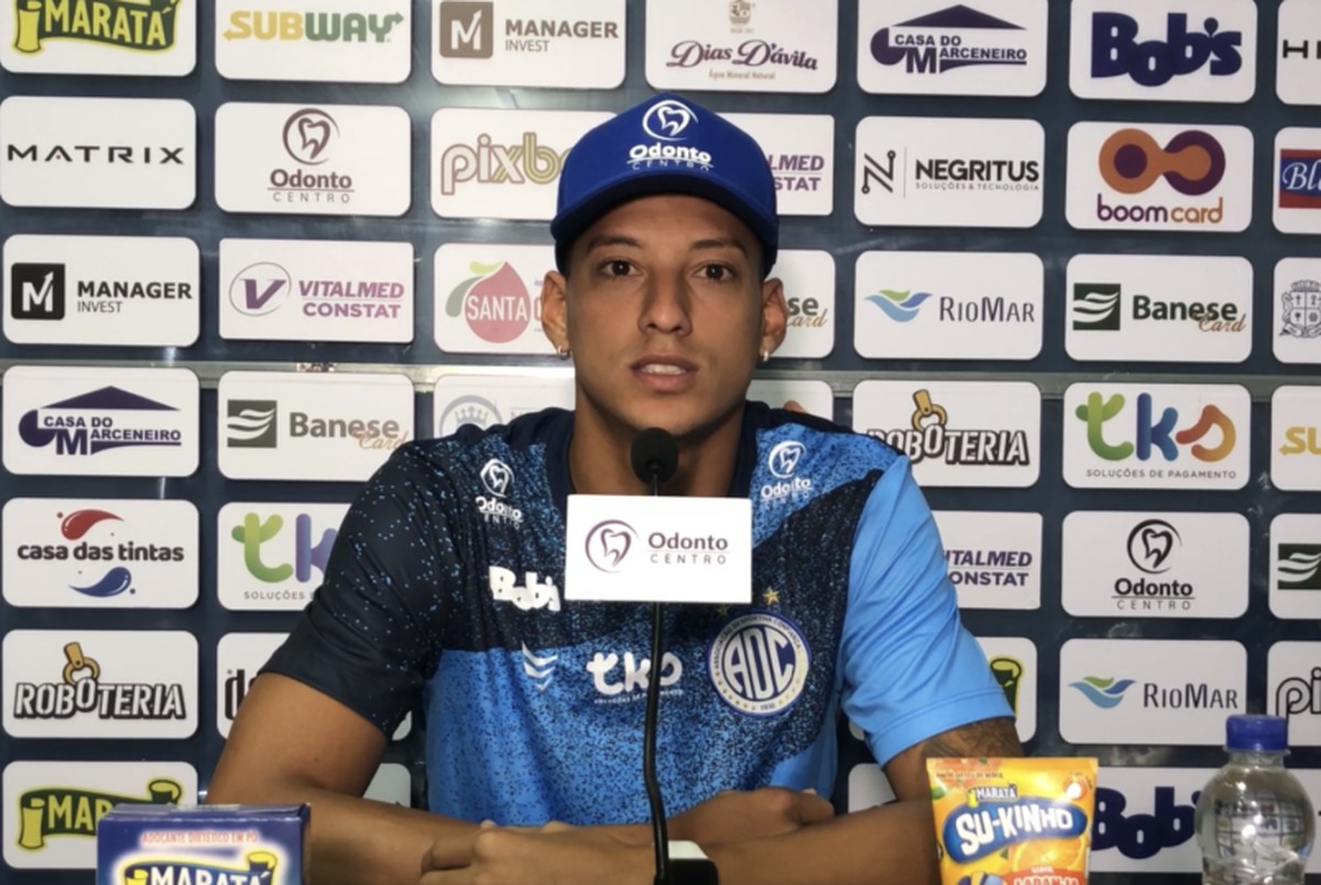 Raí Lopes é apresentado pelo Confiança e fala em buscar o acesso para a