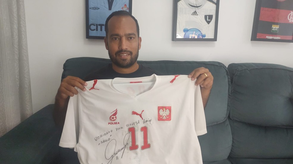 Roger Guerreiro ganhou a camisa de Saganowski, que agradeceu pela cerveja vitalícia