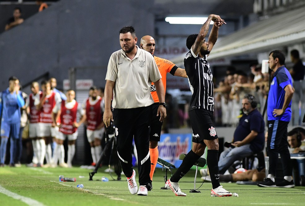 Raniele provoca torcida do Santos em clássico contra o Corinthians — Foto: Marcos Ribolli