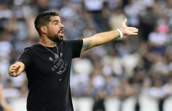 Desempenho inicial de António Oliveira no Corinthians: sucessos e fracassos em análise.