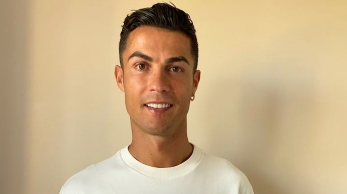 Maior artilheiro de seleções, Cristiano Ronaldo recebe certificado