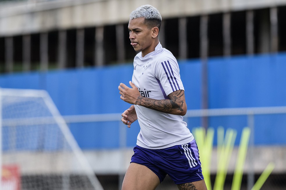 Fernando Henrique em treino do Cruzeiro — Foto: Gustavo Aleixo/Cruzeiro