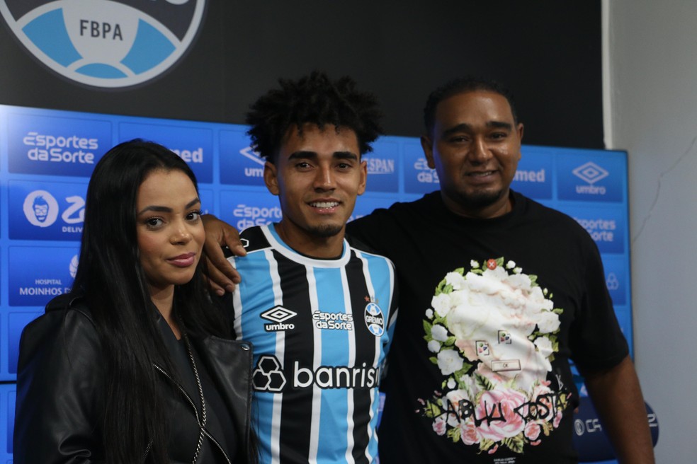 Du Queiroz é apresentado pelo Grêmio — Foto: João Victor Teixeira