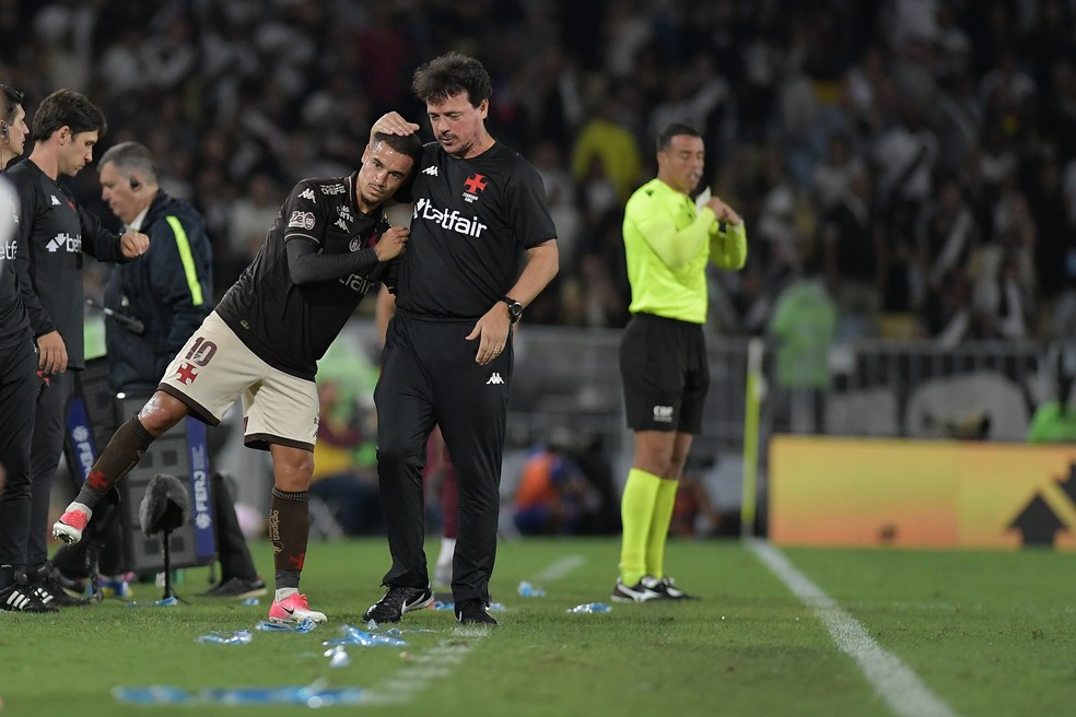 Philippe Coutinho e Fernando Diniz celebram vitória do Vasco.