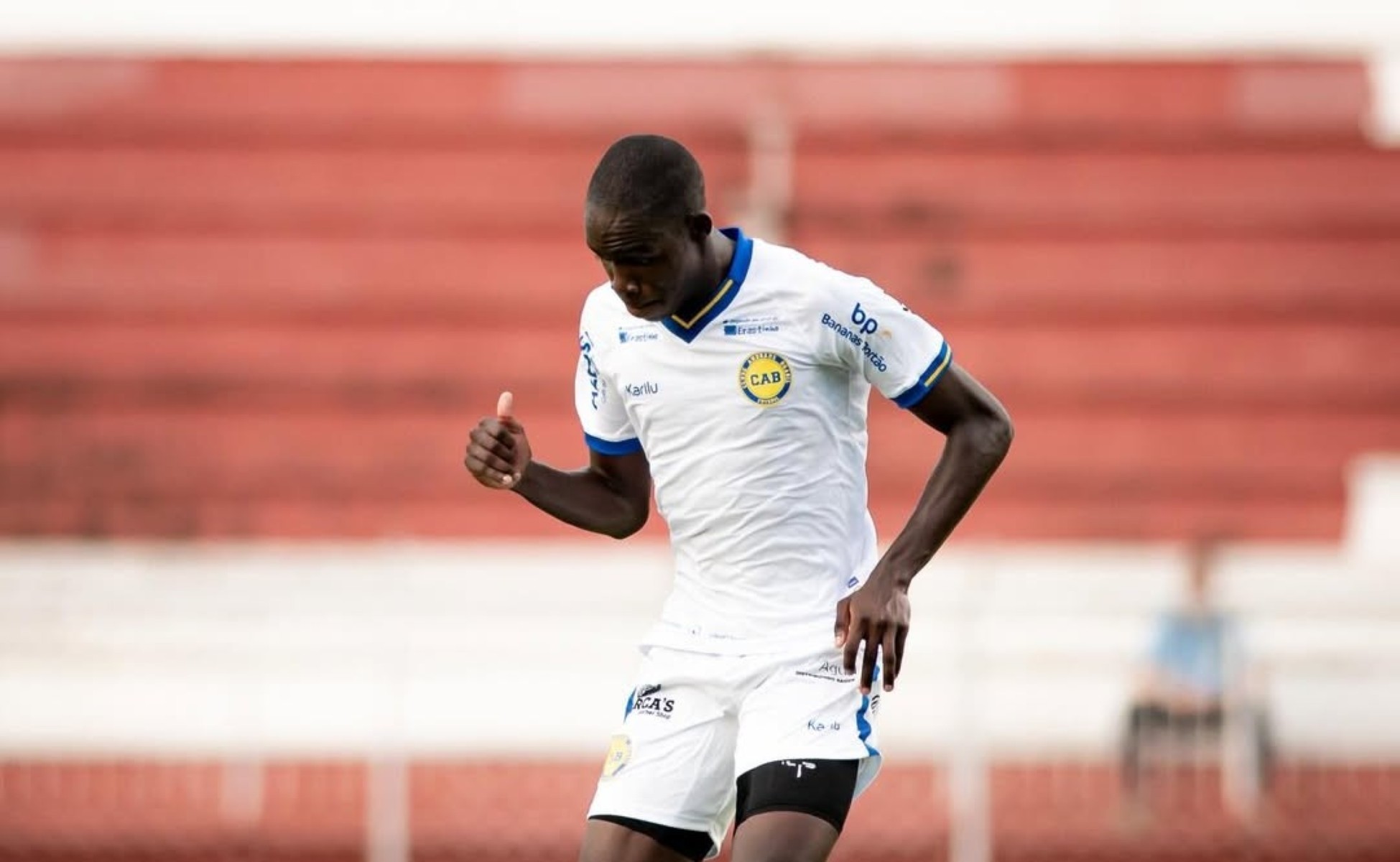 Athletico-PR busca reforço no sub-20 e empresta zagueiro colombiano