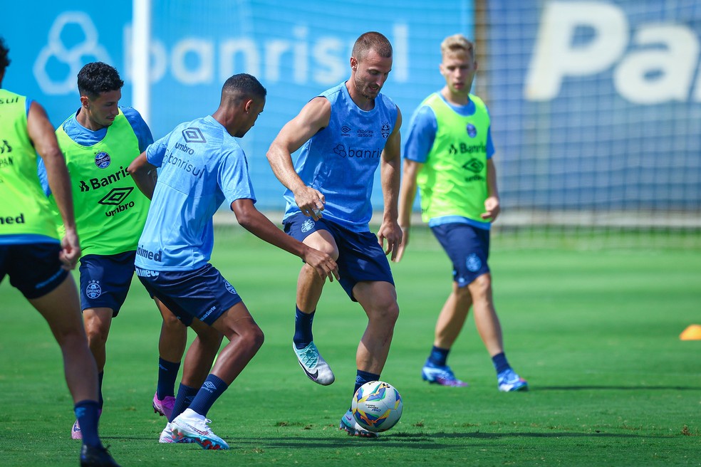 Rodrigo Ely em treino do Grêmio — Foto: Morgana Schuh/Grêmio