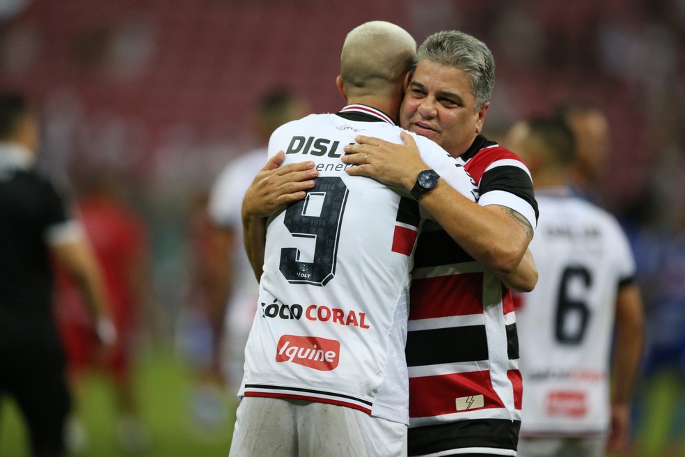 Thiago Galhardo e Marcelo Cabo após jogo do Santa Cruz — Foto: Marlon Costa/AGIF