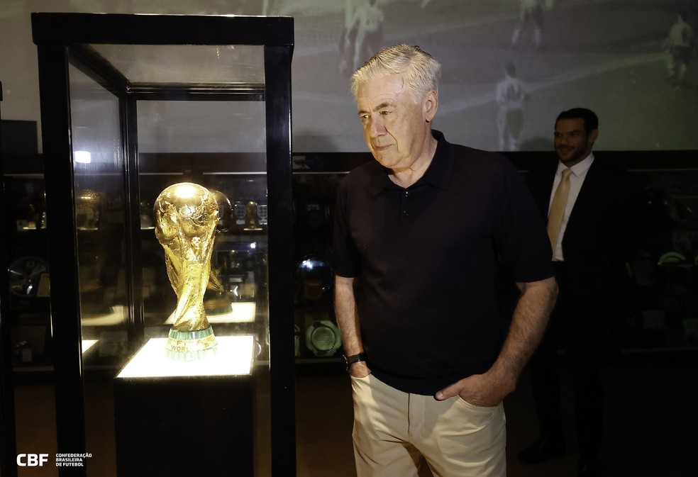 Carlo Ancelotti observa a taça da Copa do Mundo — Foto: Rafael Ribeiro / CBF