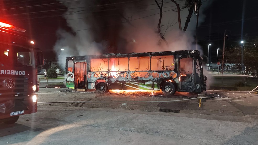 Ônibus queimado próximo ao estádio da Vila Belmiro após rebaixamento do Santos — Foto: divulgação