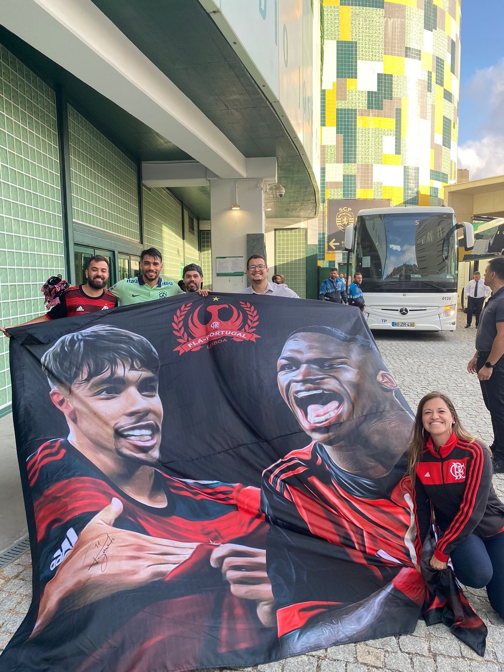 Lucas Paquet&aacute; recebe torcedores do Flamengo em Portugal &mdash; Foto: Arquivo Pessoal