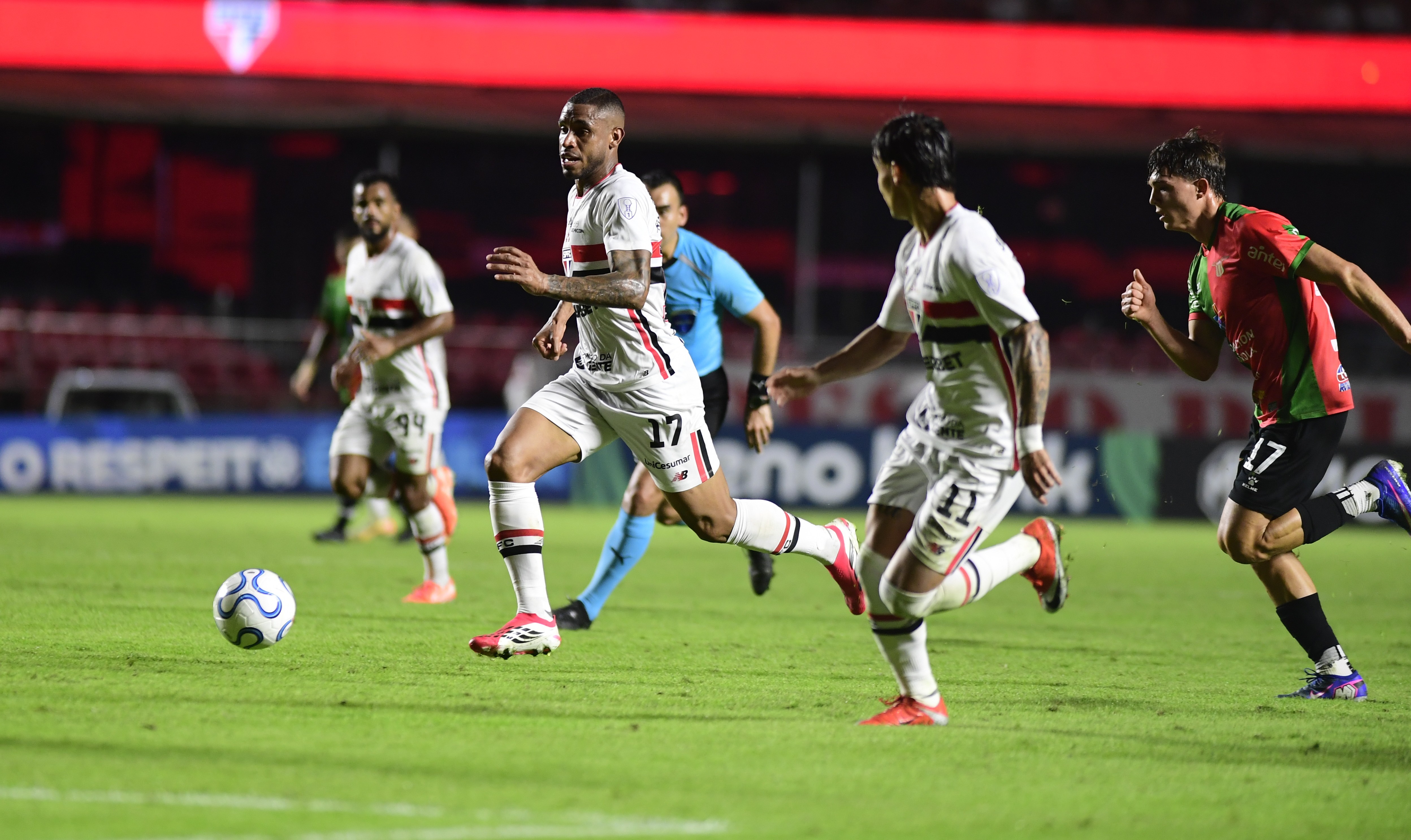 Dorival repete "fórmula Alisson" e confia em André Silva para preencher lacuna no São Paulo