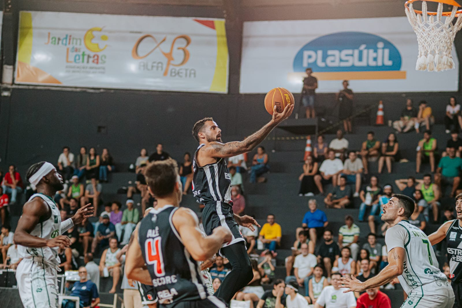 Bauru Basket anuncia a contratação do ala Matheus Eugeniusz