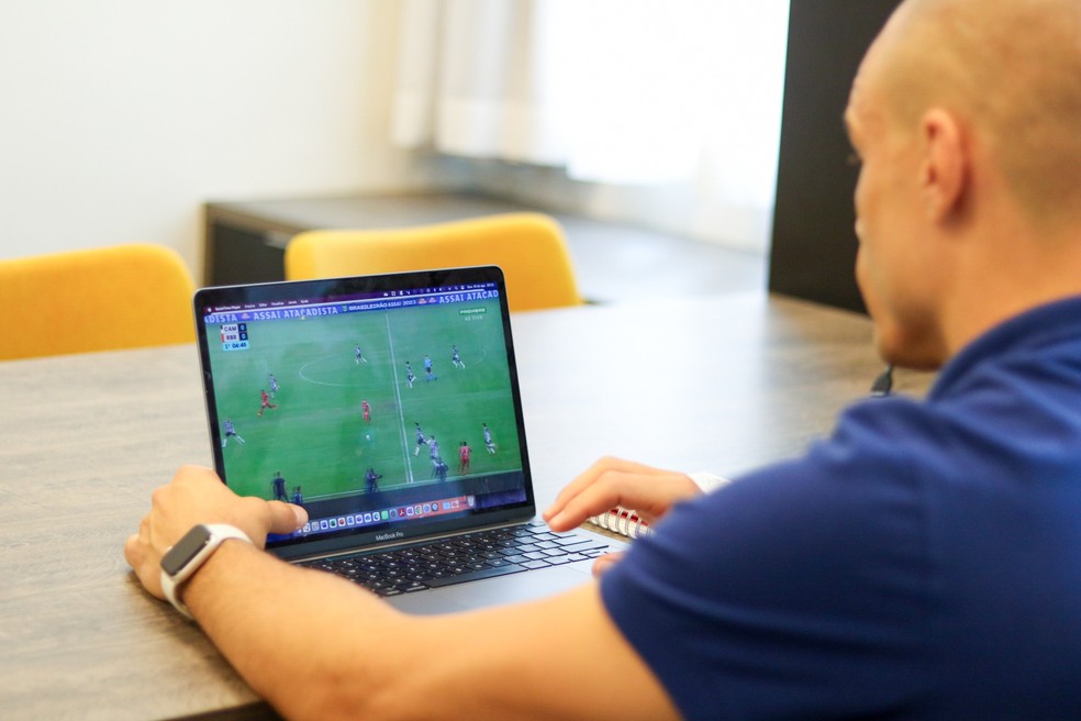 Julio Cesar agora acompanha os jogos fora de campo — Foto: Danilo Sardinha/ge
