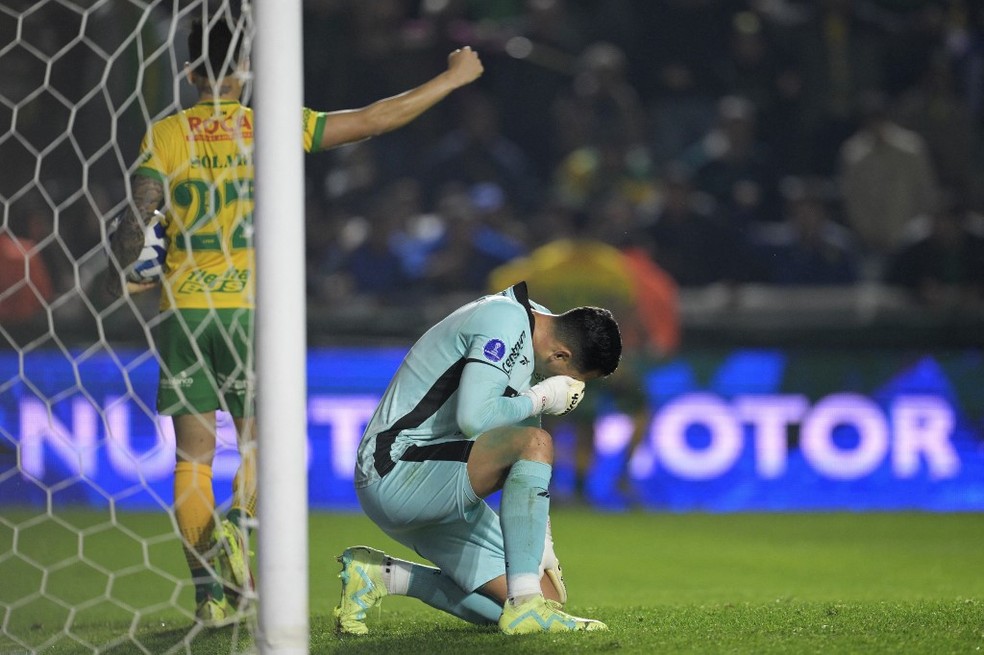 Gatito Fernandez, do Botafogo, lamenta gol do Defensa y Justicia — Foto: Juan Mabromata/AFP